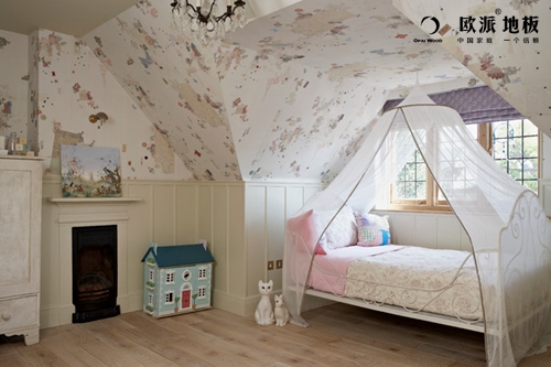 地板竟然成孩子的畫板......